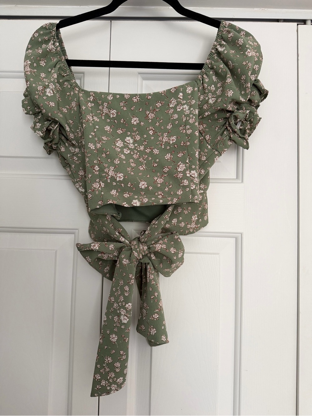 Altar’d State Green Floral Puff-Sleeve Tie-Back Crop Top - Picture 2 of 3